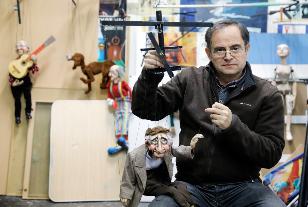 Edu Borja con sus marionetas