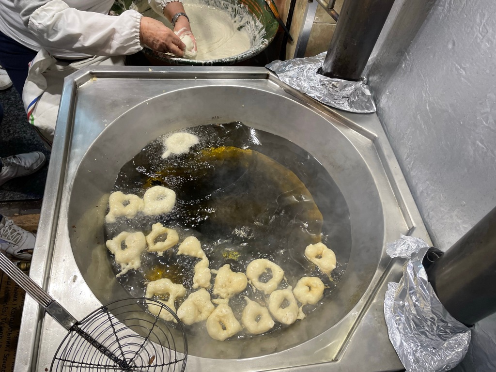 Buñuelos friéndose en aceite en Benimaclet