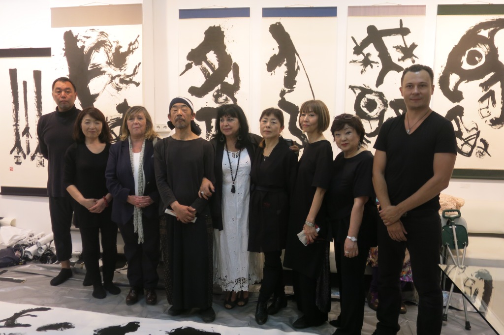 Enriqueta Hueso con Kenryo Hara y otros artistas orientales en Benimaclet.