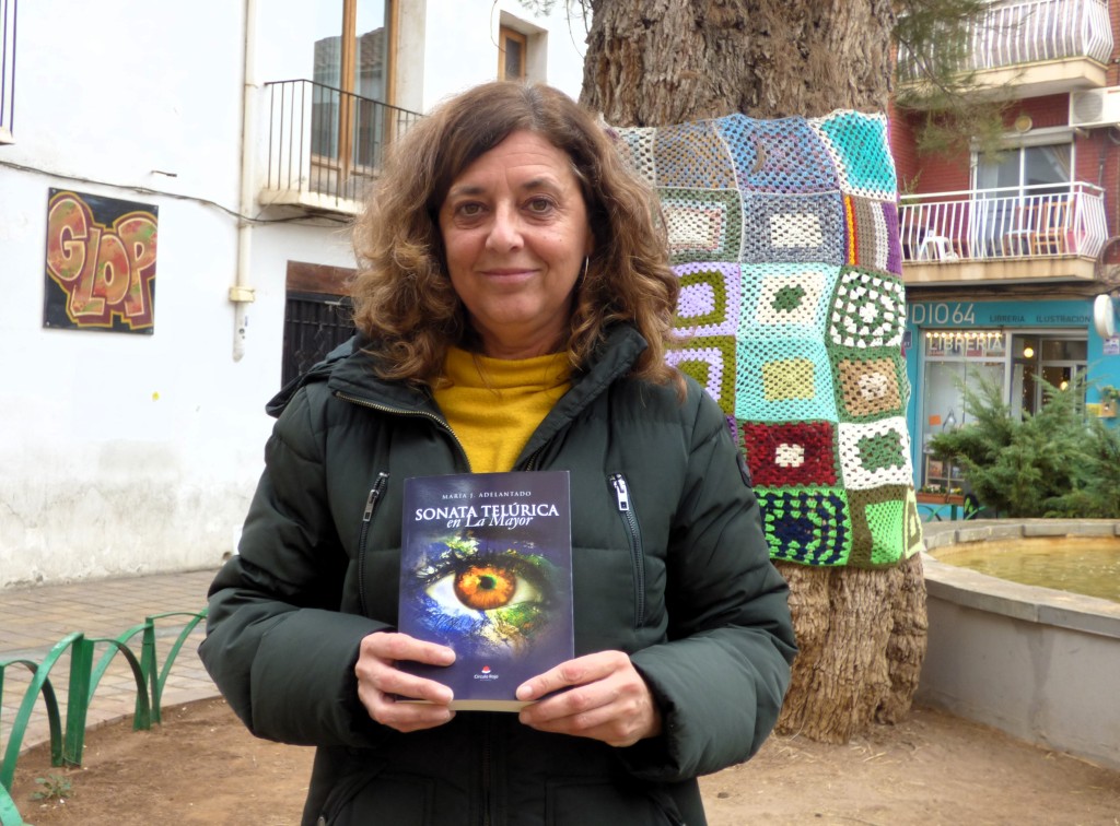 La escritora María Adelantado con su novela 'Sonata telúrica en la mayor' en Benimaclet