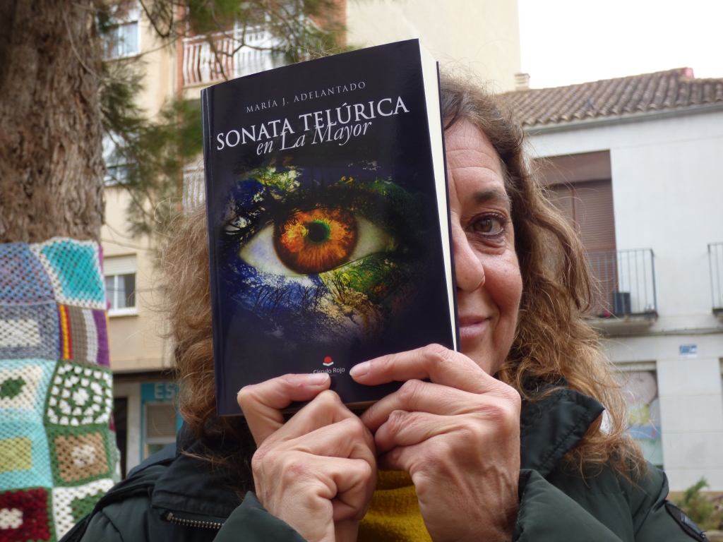 La escritora María Adelantado con su novela, en Benimaclet